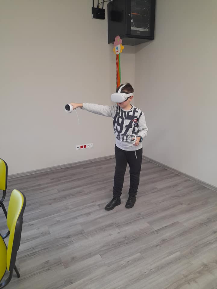 Chłopiec korzystający z gogli VR.
