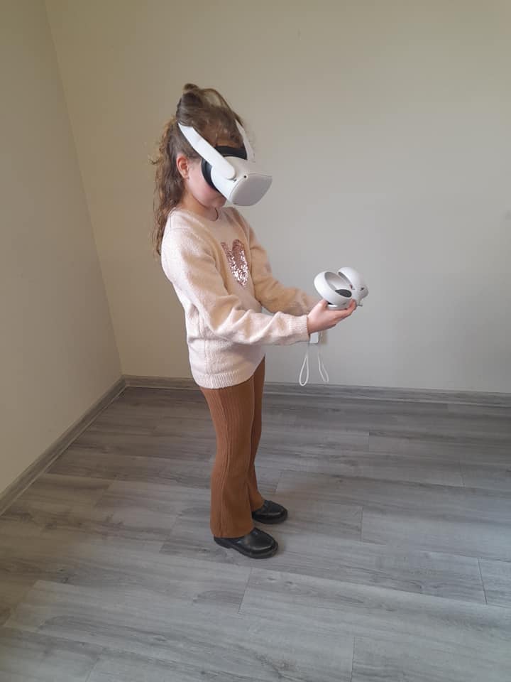 Dziewczynka korzystająca z gogli VR.