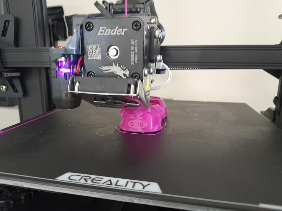 Drukarka 3D podczas wydruku przedmiotu.
