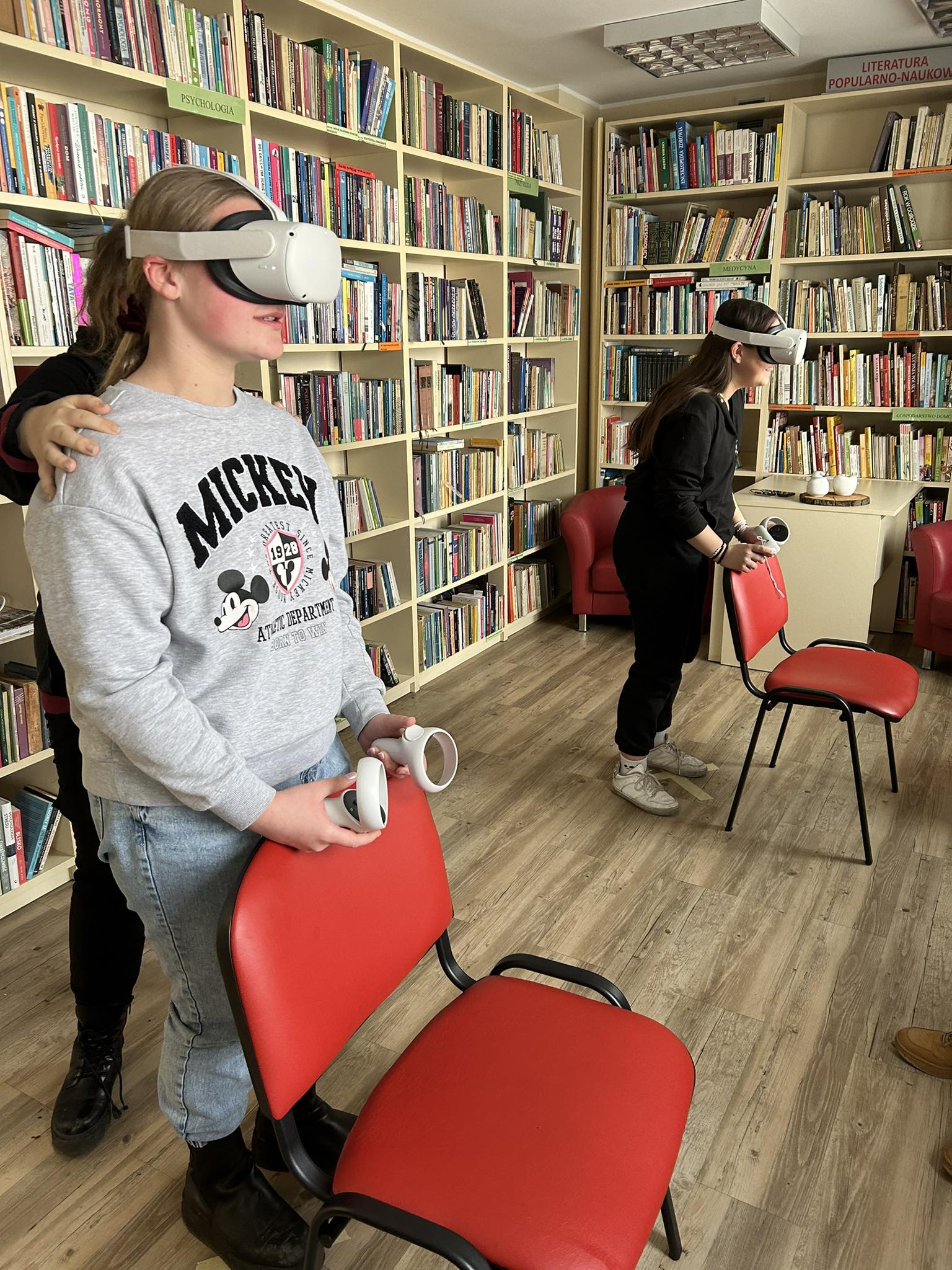 Dwie osoby korzystające z gogli VR.