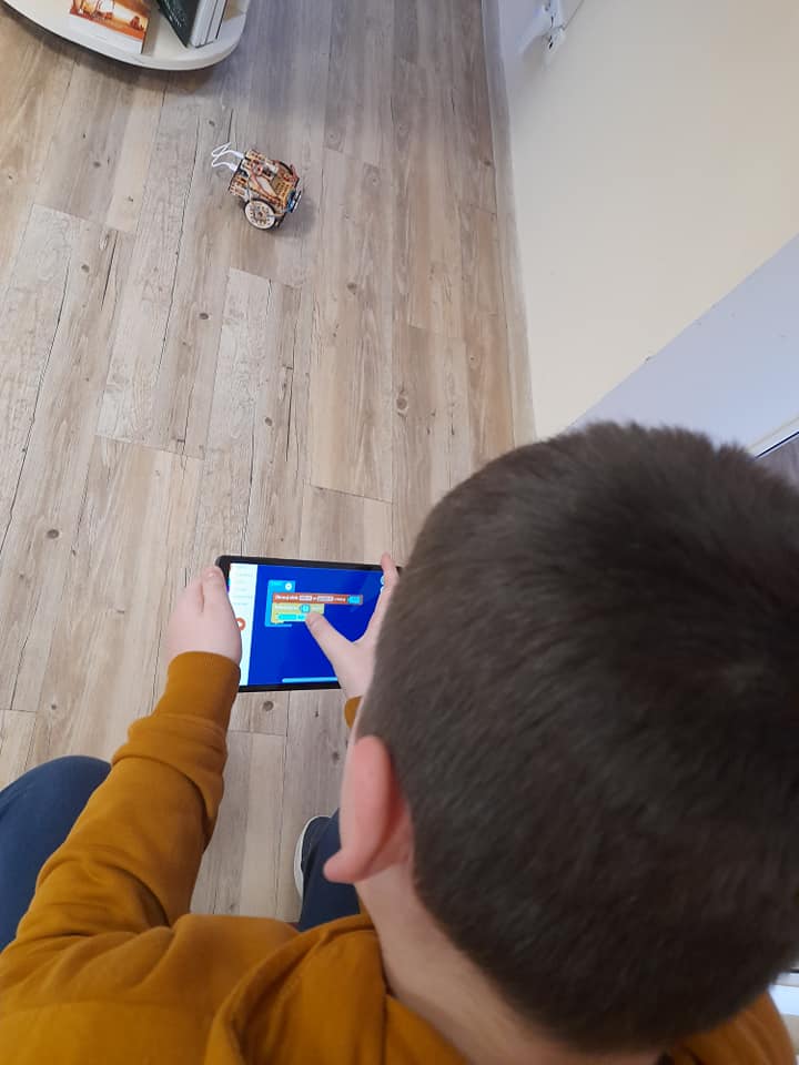 Chłopiec sterujący robotem.
