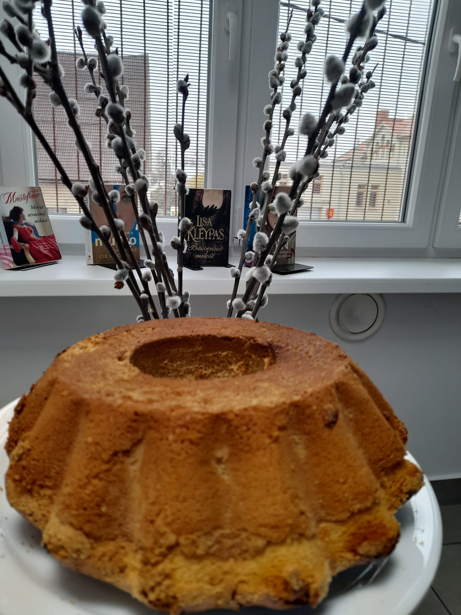 Babka wielkanocne, za nią bazie.