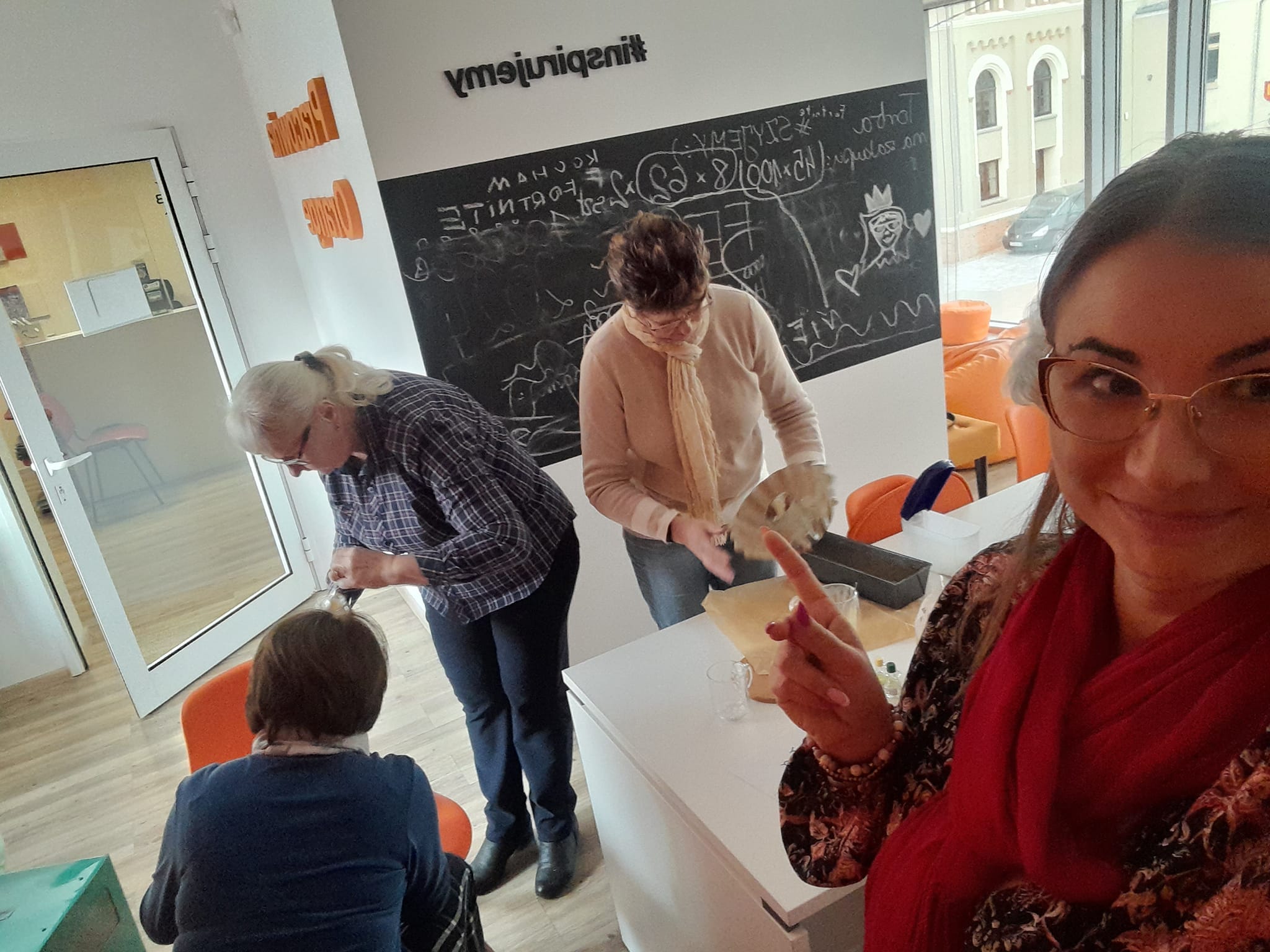 Cztery kobiety przygotowują babkę wielkanocną.