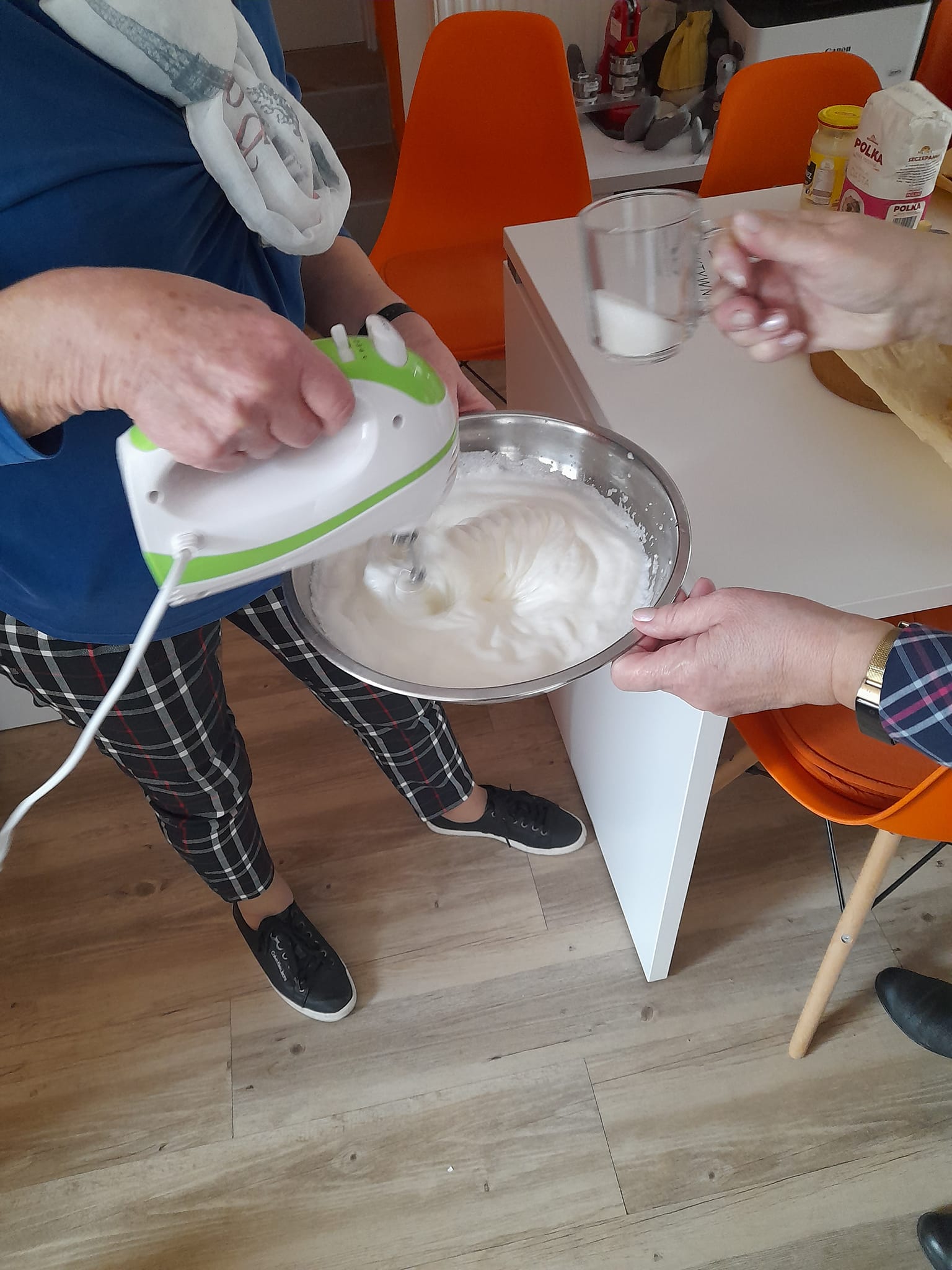 Miksowanie masy na babkę.