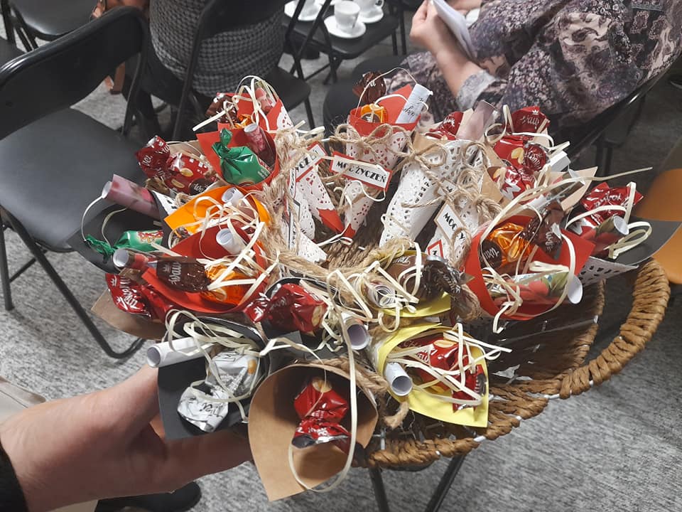 Upominki ułożone w koszu.