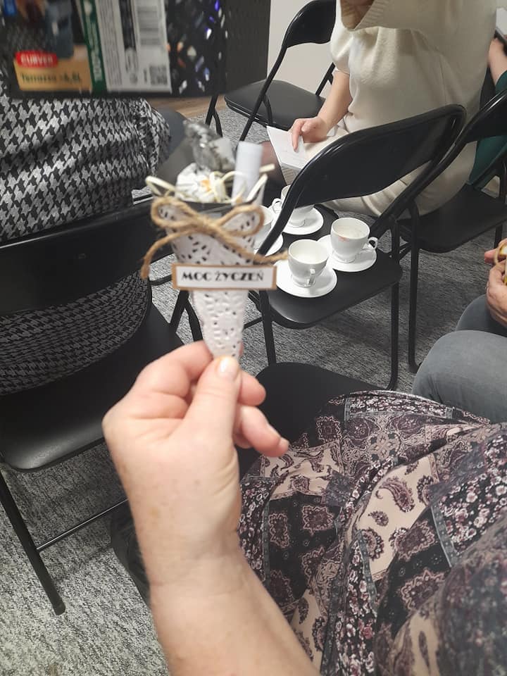 Zdjęcie upominku trzymanego w dłoni.