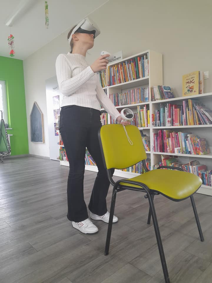 Dziewczyna korzystająca z gogli VR.
