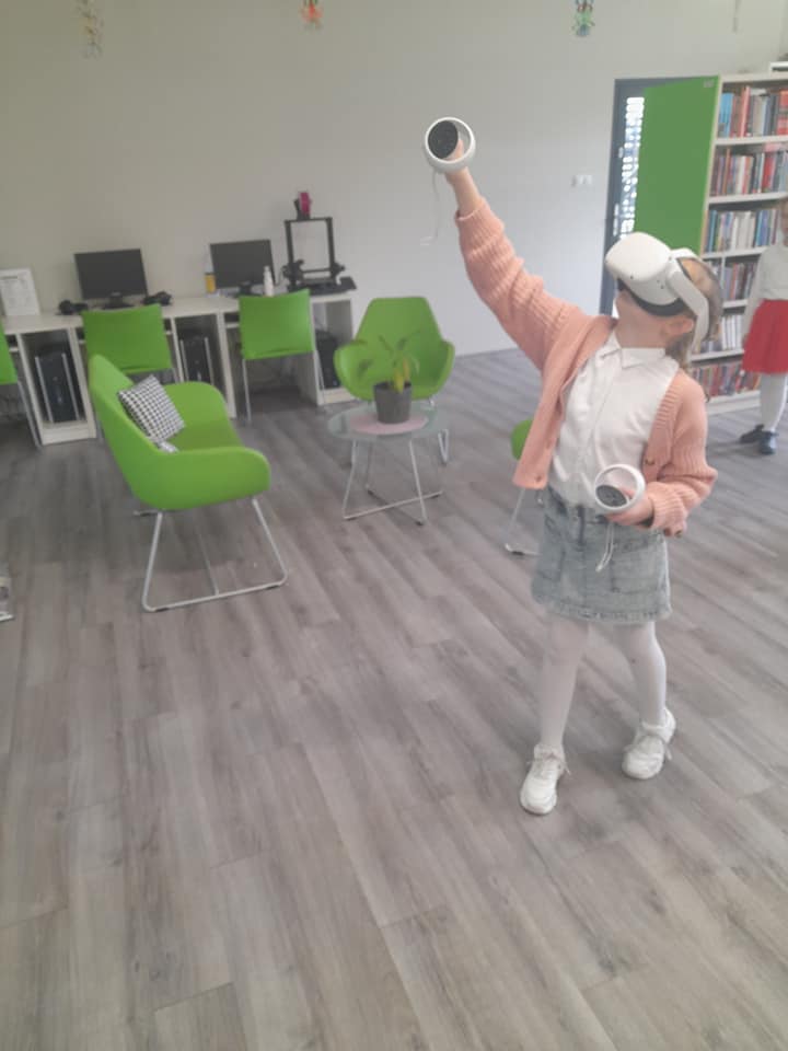 Dziewczynka korzystająca z gogli VR.