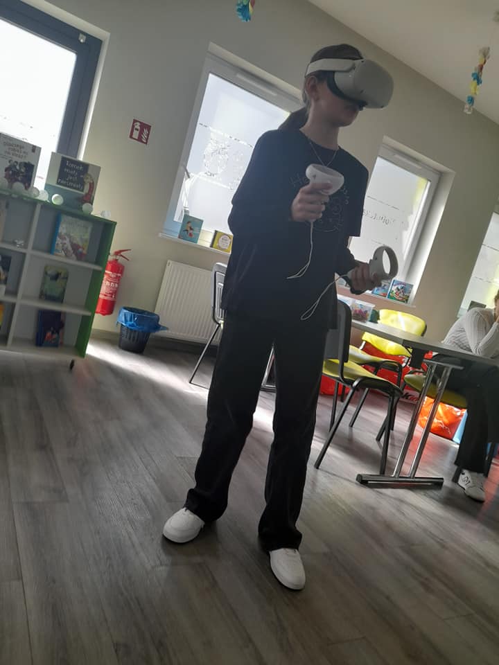 Dziewczynka korzystająca z gogli VR.