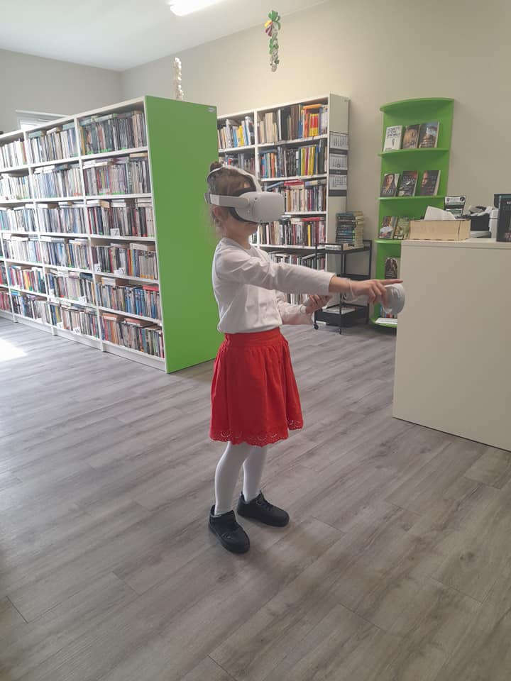 Dziewczynka korzystająca z gogli VR.