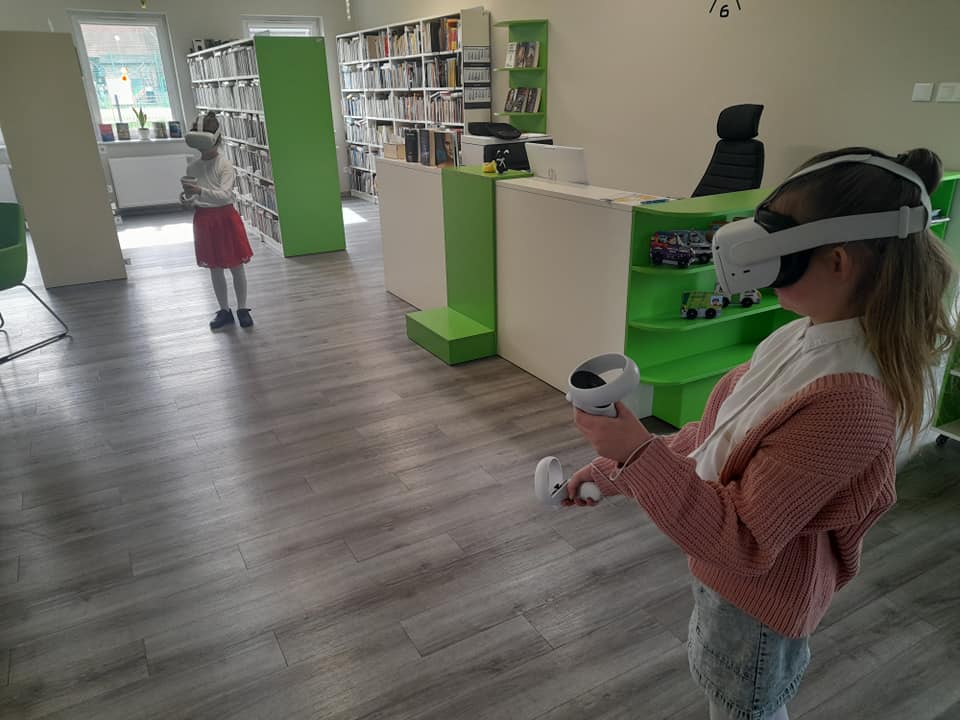 Dwie osoby korzystające z gogli VR.