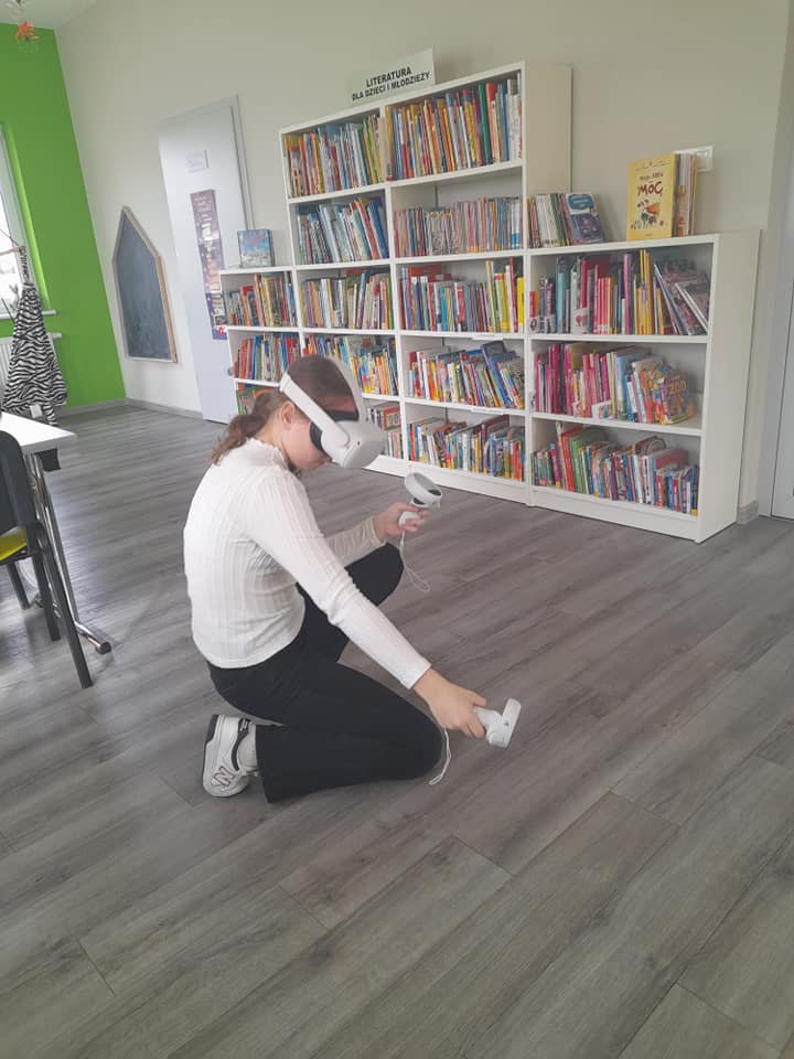 Dziewczynka korzystająca z gogli VR.