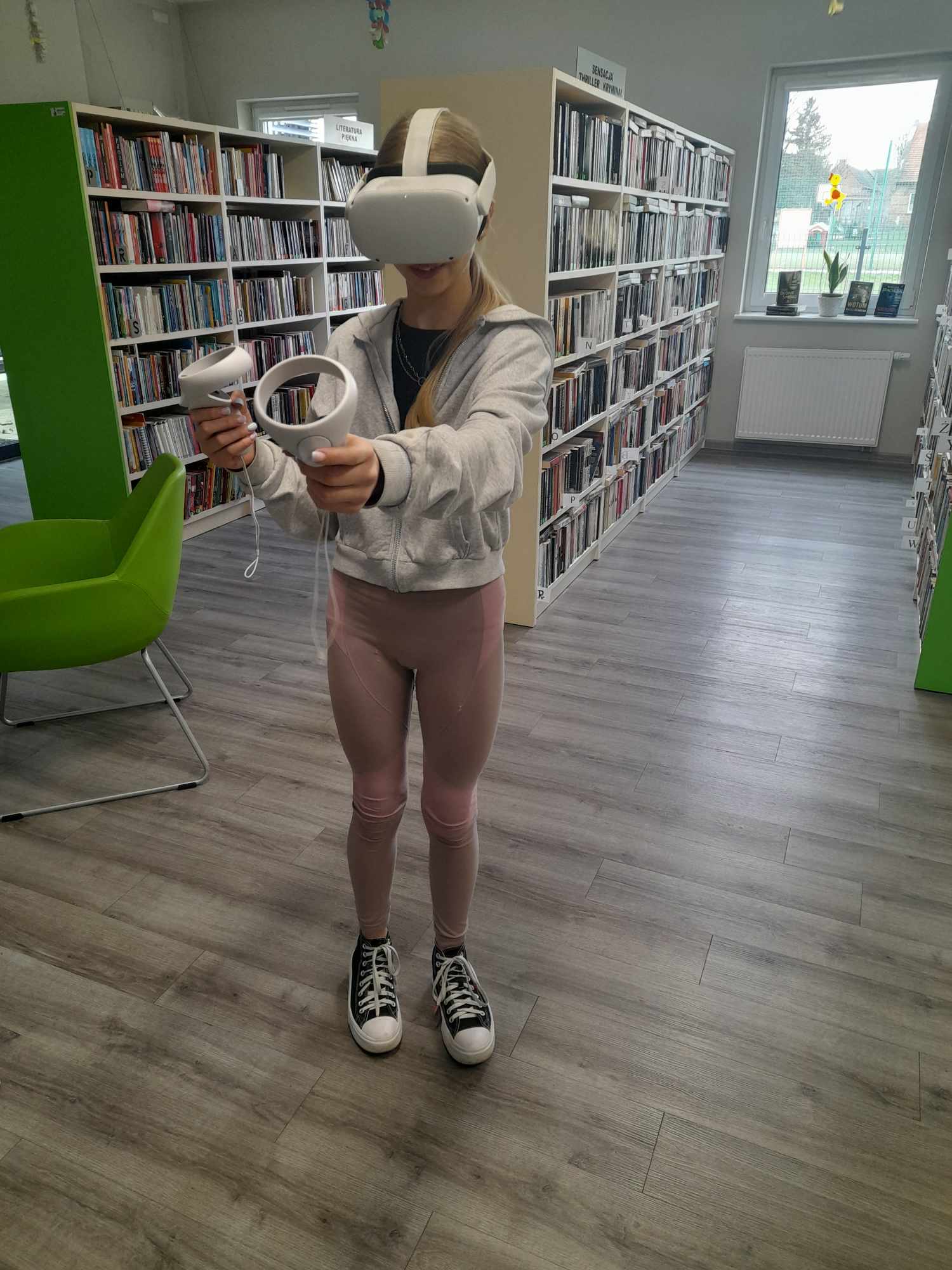 Uczestniczka warsztatów w goglach VR.