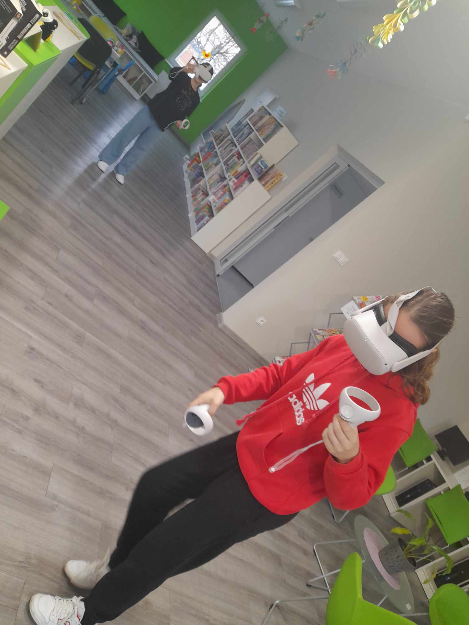 Uczestniczka warsztatów w goglach VR.