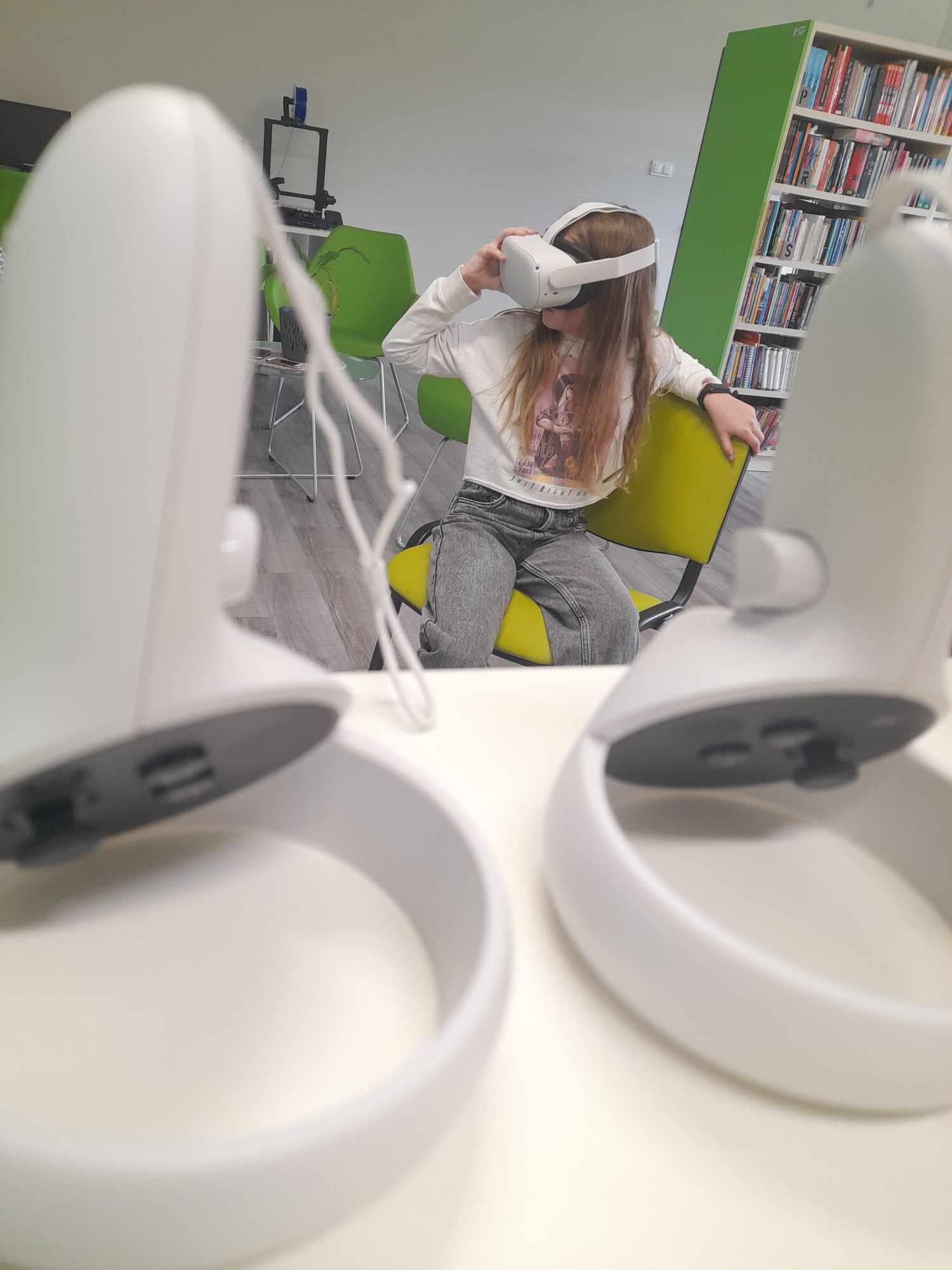Dziewczynka w goglach VR podczas zajęcia z VR przy aplikacji first touch