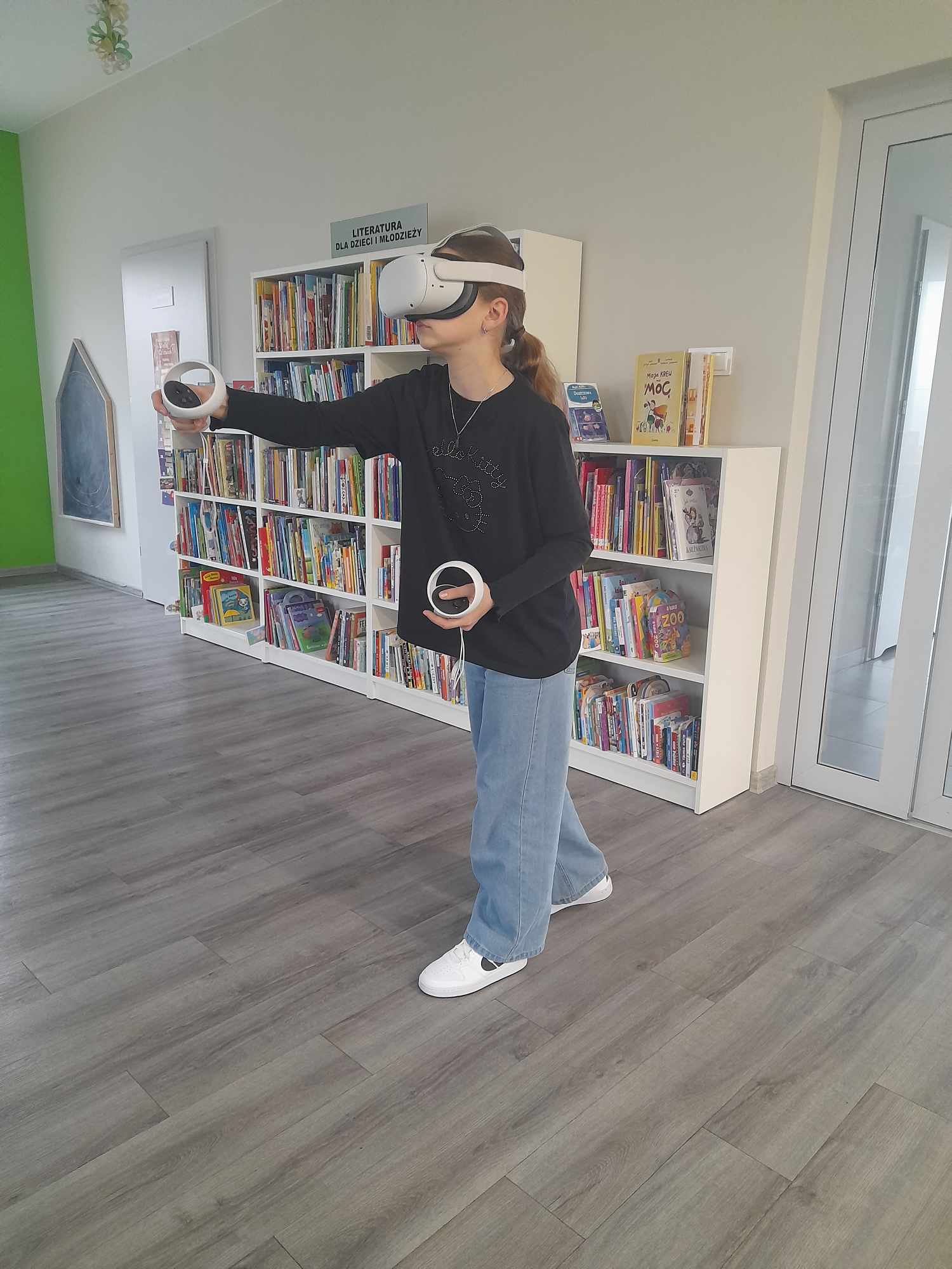 Uczestniczka warsztatów w goglach VR.