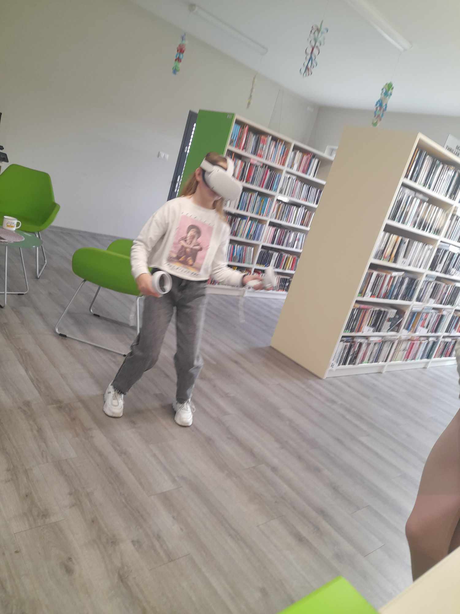 Uczestniczka warsztatów w goglach VR.