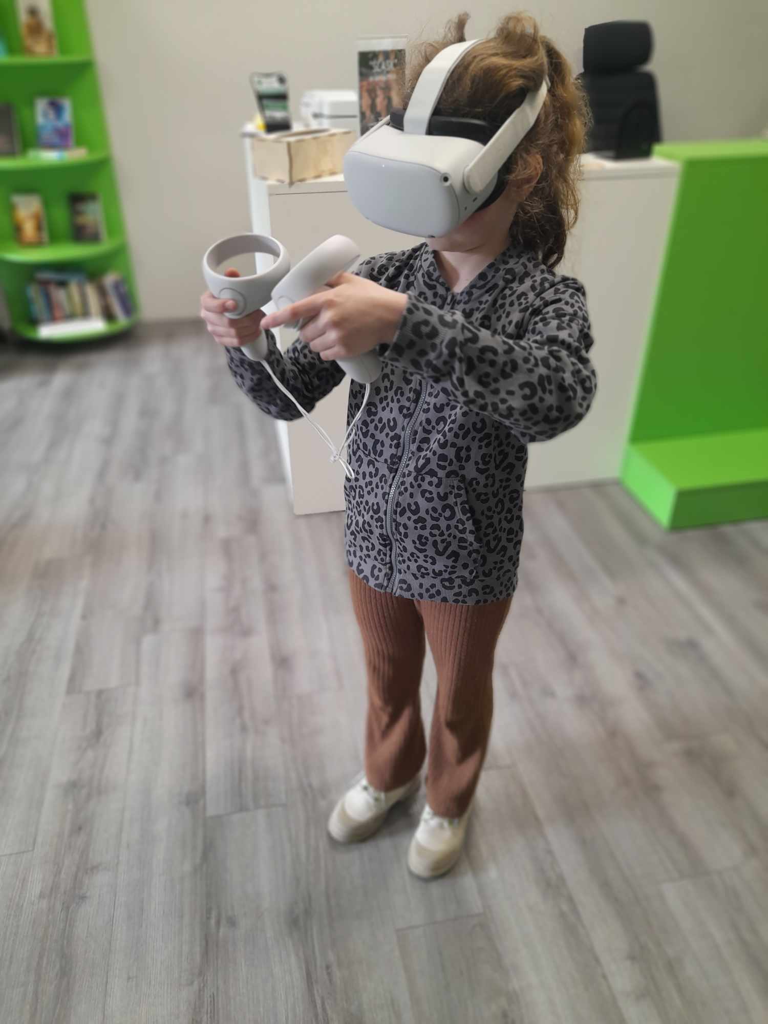 Uczestniczka warsztatów w goglach VR.