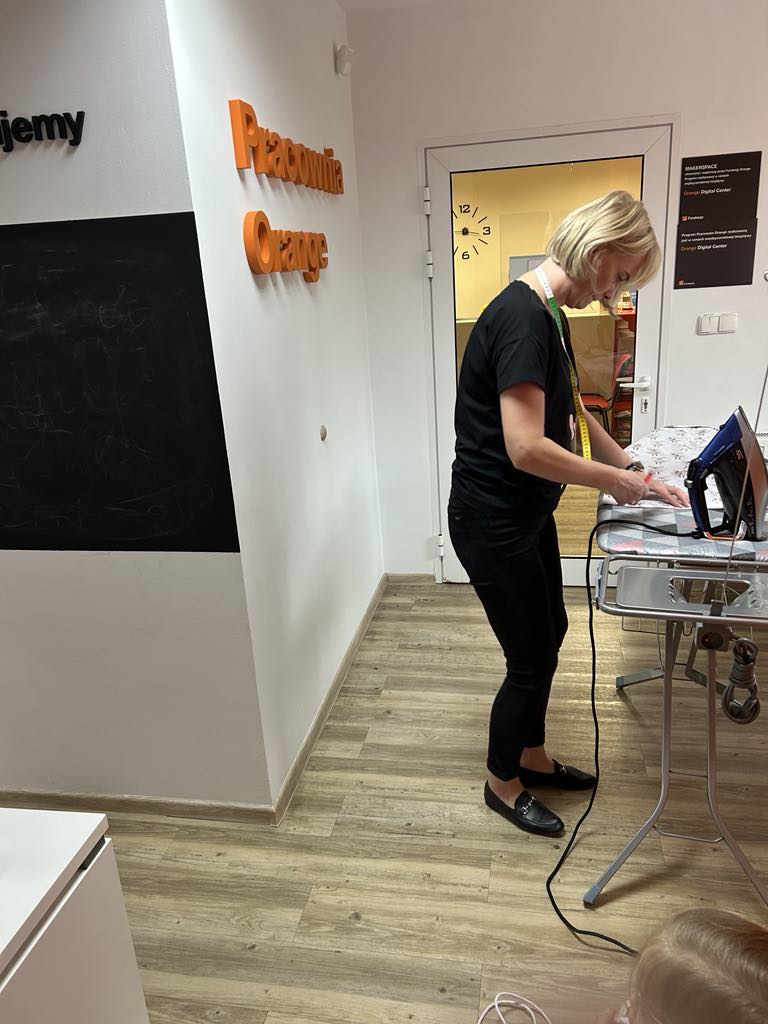 Zdjęcie kobiety pracującej materiał na poduszki.