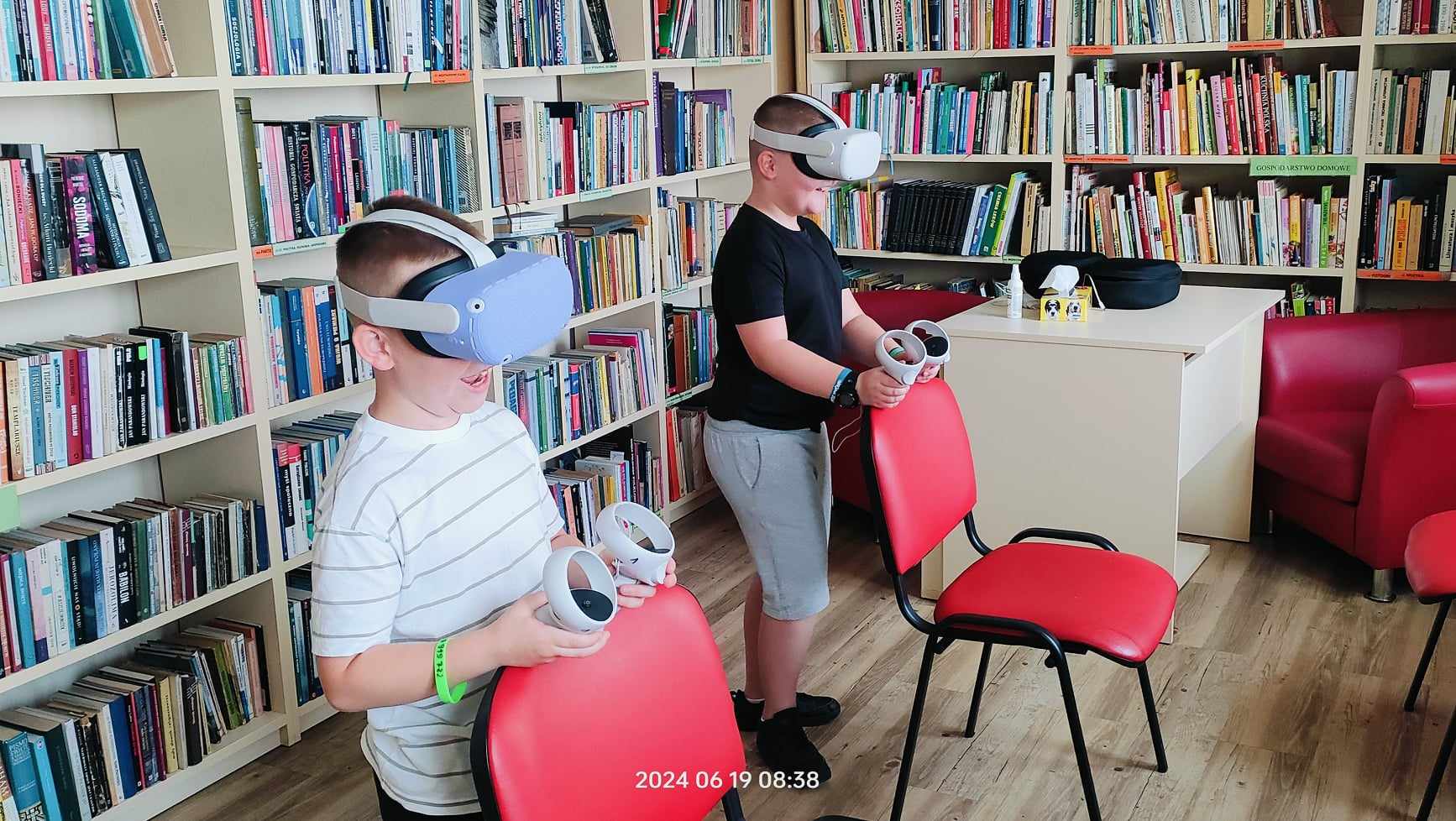 Dwóch chłopców w goglach VR.