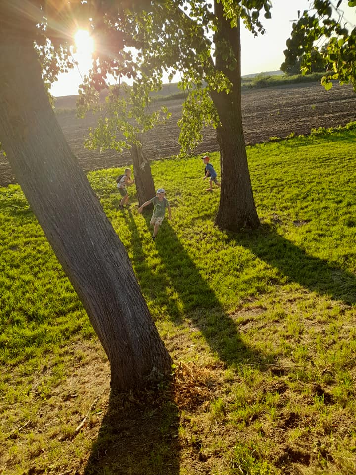 Uczestnicy wykonują zadanie podczas podchodów.