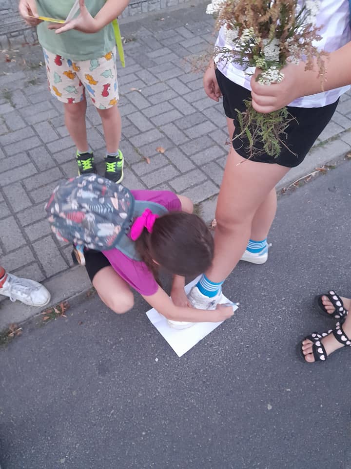 Uczestnicy wykonują zadanie podczas podchodów.