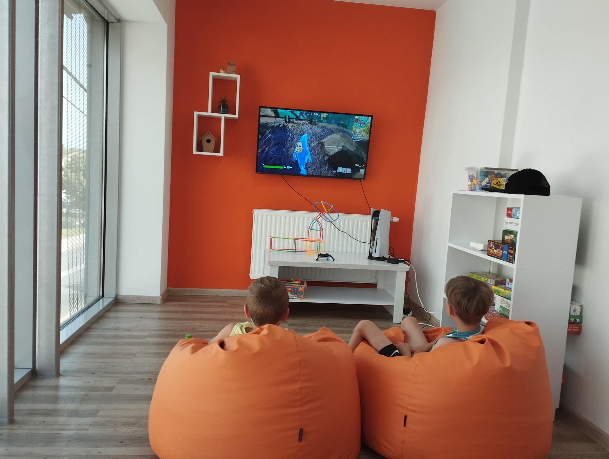 Dwie osoby grają na playstation.