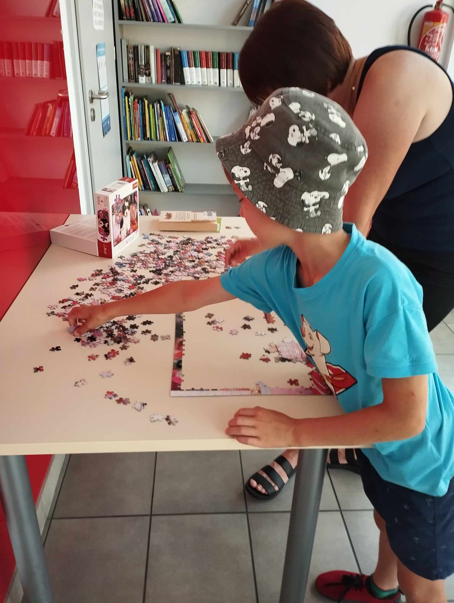 Chłopie układa puzzle.