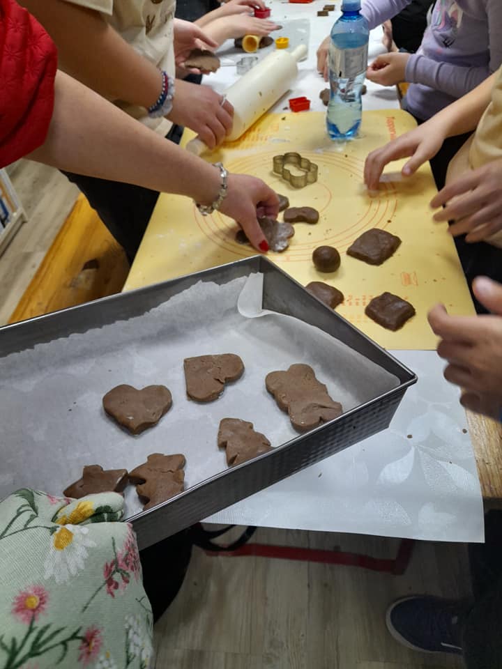wkładanie ciastek do blaszki do pieczenia