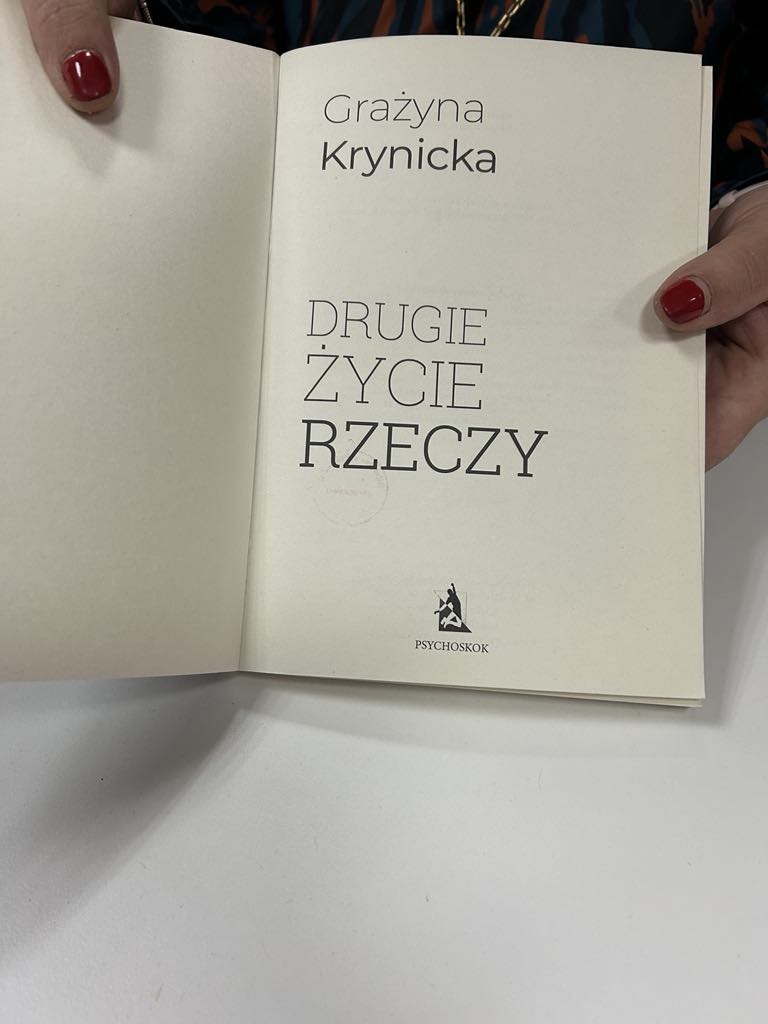 zdjęcie wnętrza książki pt. drugie życie rzeczy