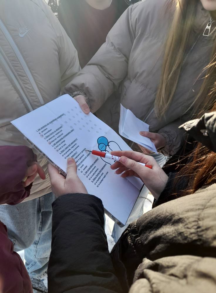 Kartka z zadaniem w podchodach językowych.