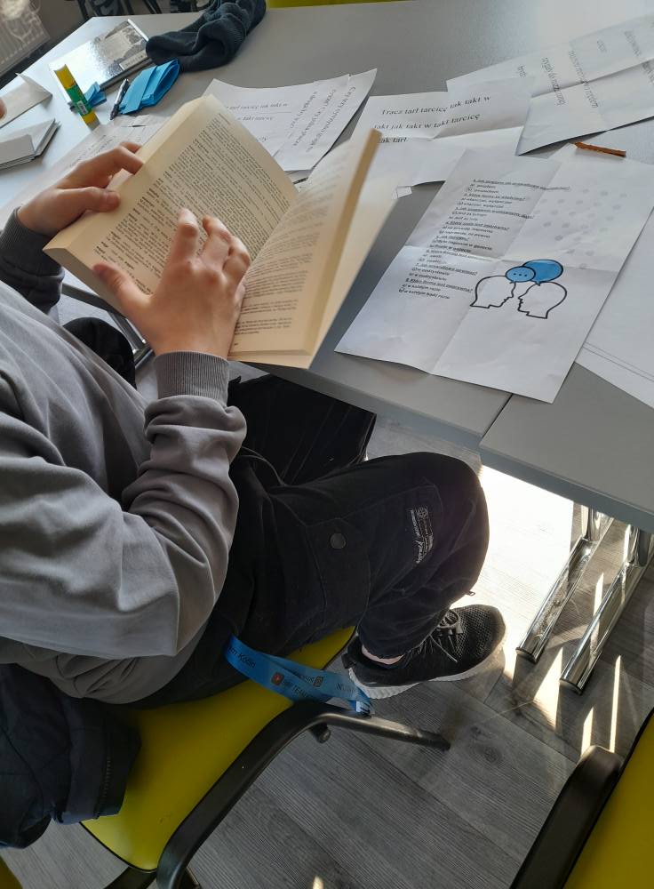 Młodzież w trakcie rozwiązywania zadania w podchodach.