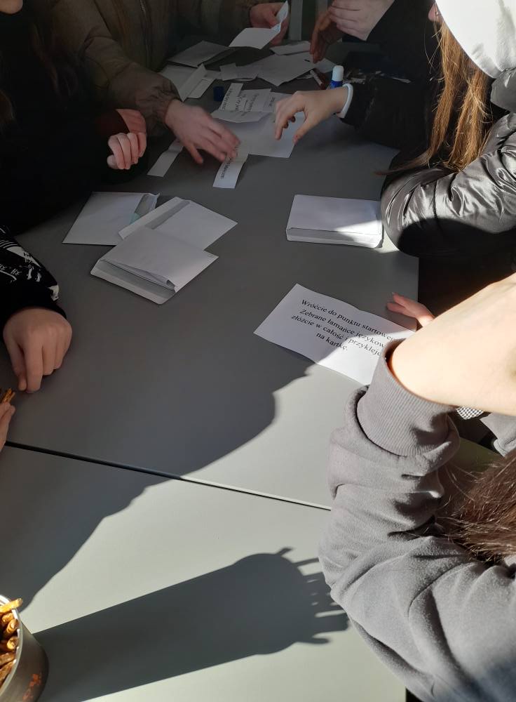 Młodzież w trakcie rozwiązywania zadania w podchodach.