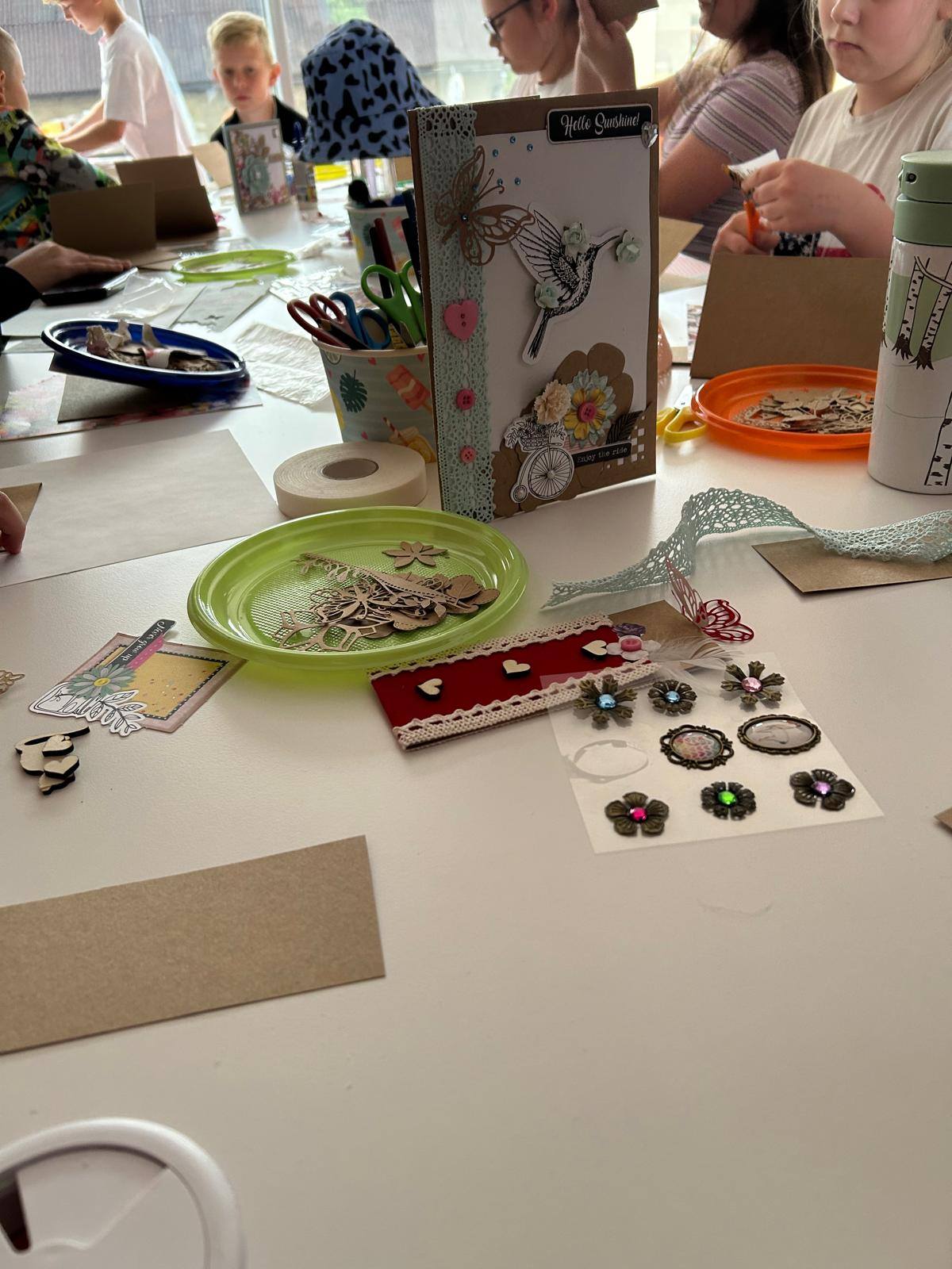 Materiały do tworzenia kartek metodą scrapbooking.
