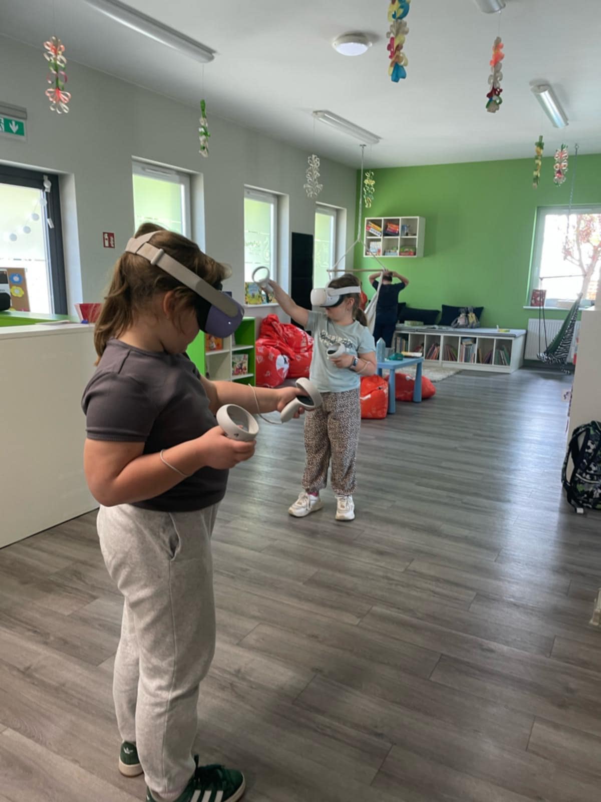 Dwie dziewczynki w goglach VR