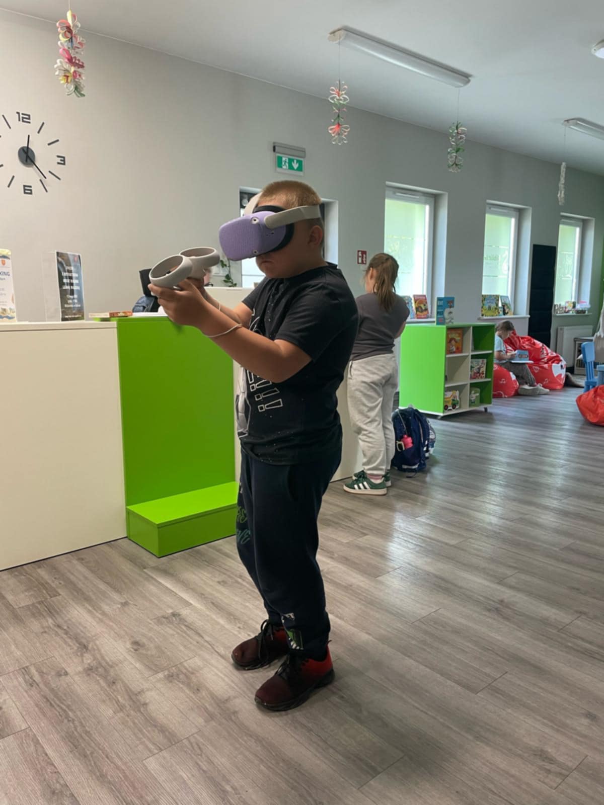 Chłopiec w goglach VR