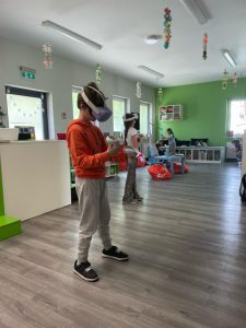 Chłopiec w goglach VR