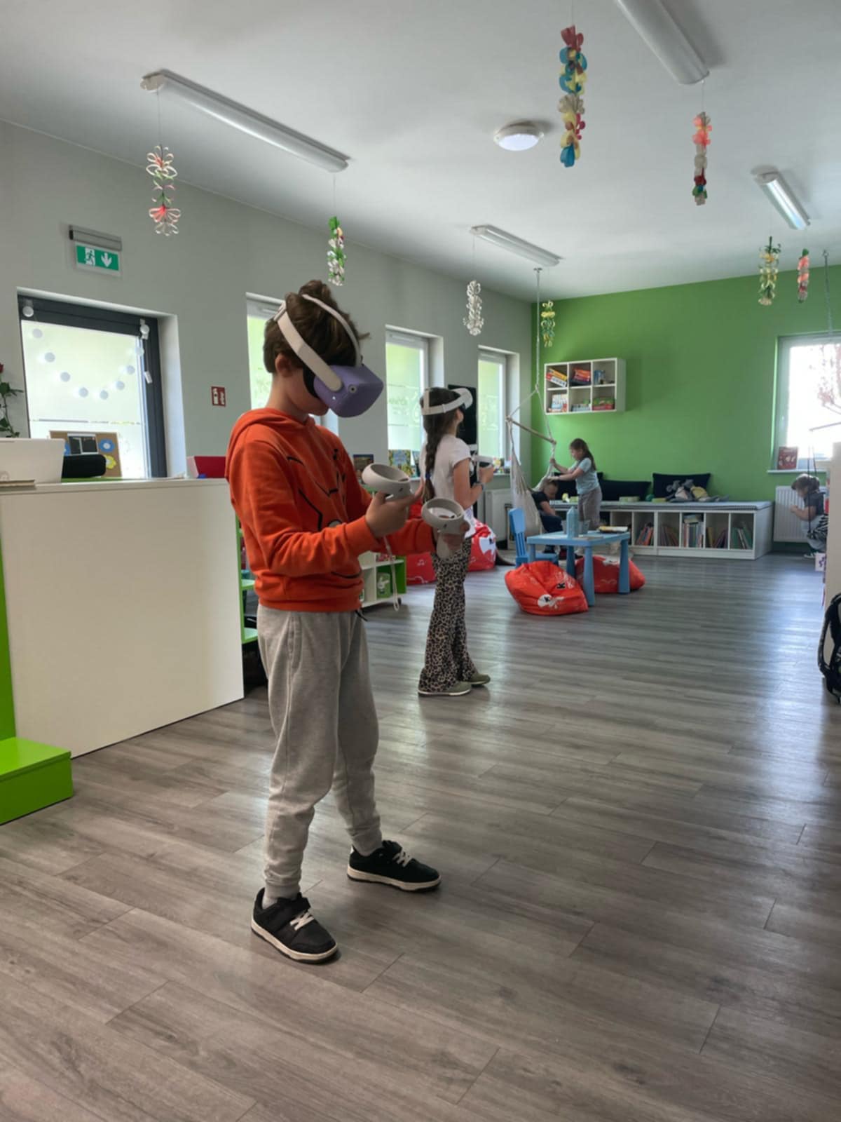 Chłopiec w goglach VR