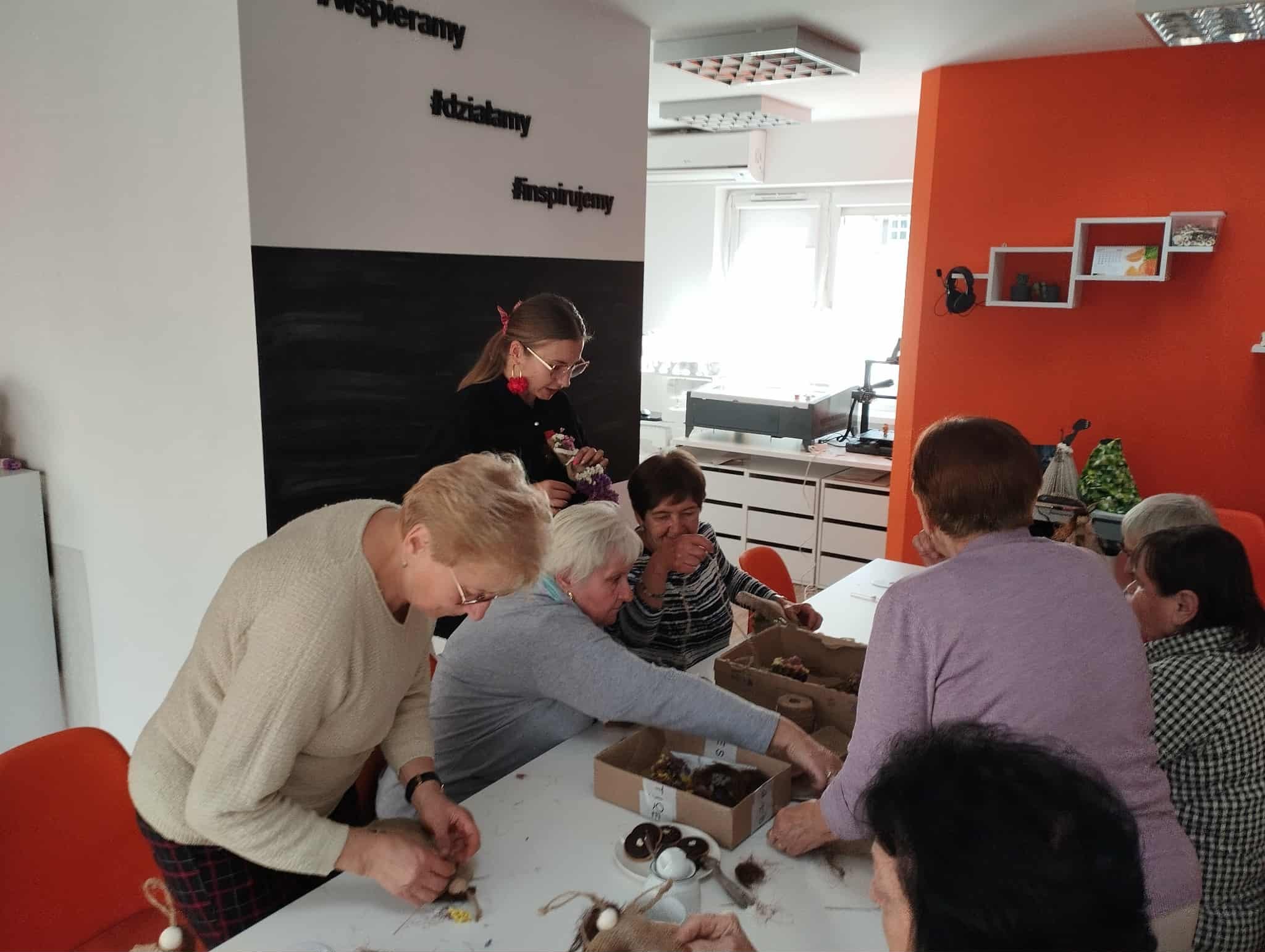 zdjęcie kobiet przy stole warsztatowym, robiących lalki handmade