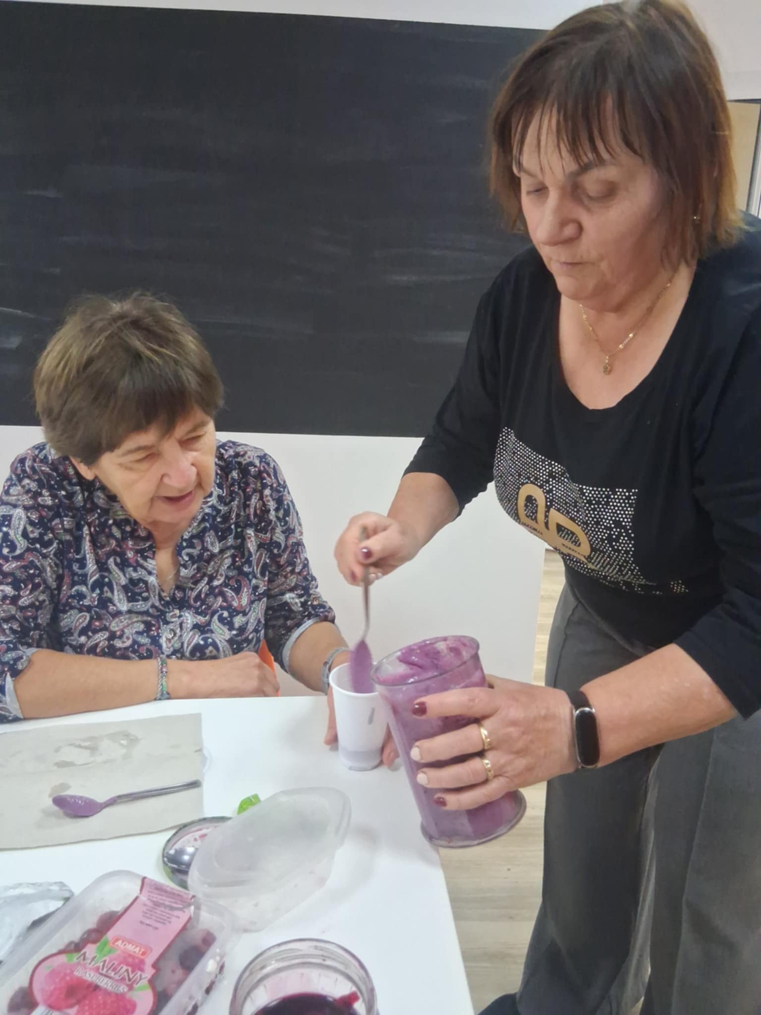 Na zdjęciu dwie seniorki przygotowujące koktajl owocowy