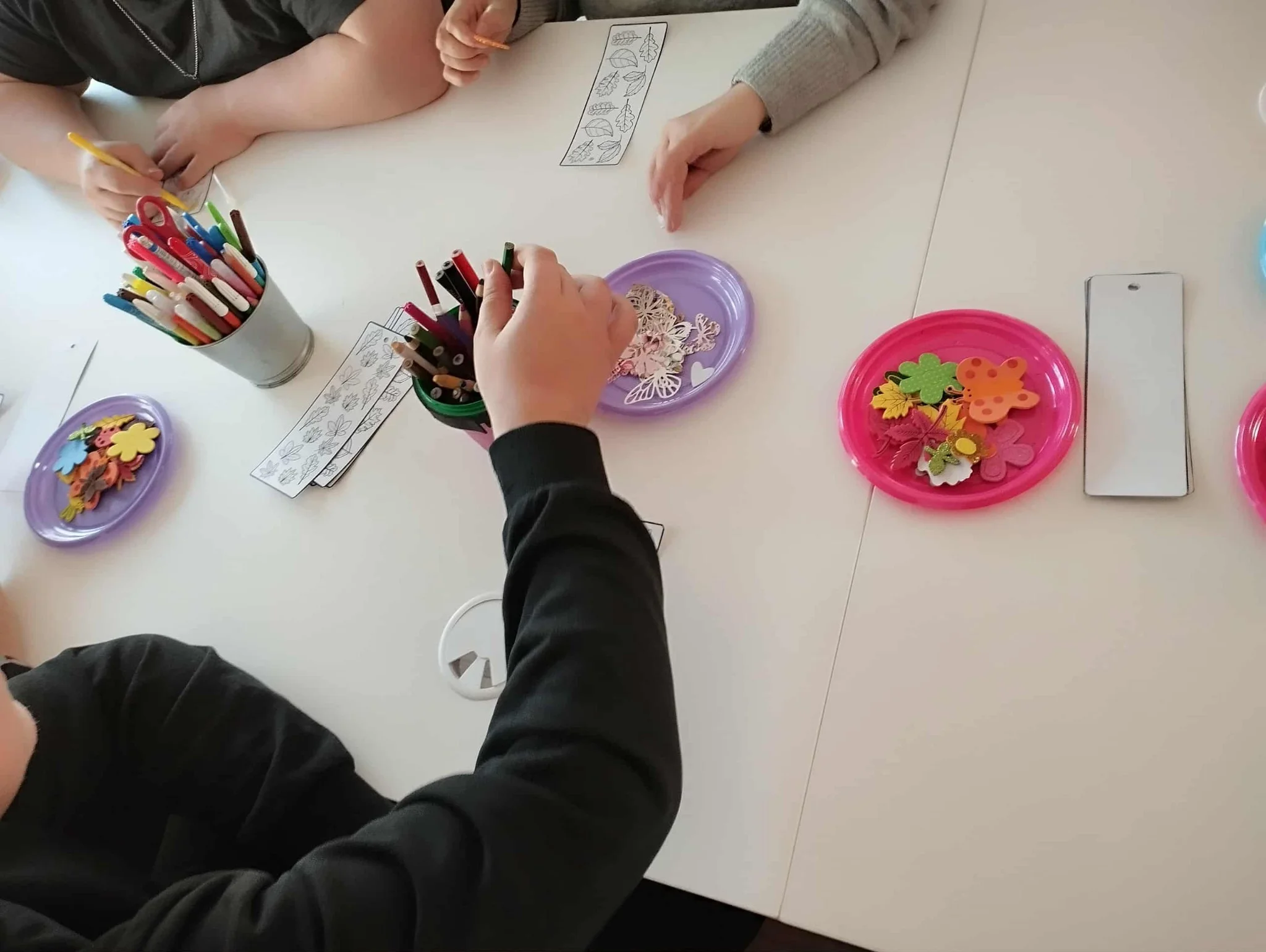 materiały plastyczne na stole