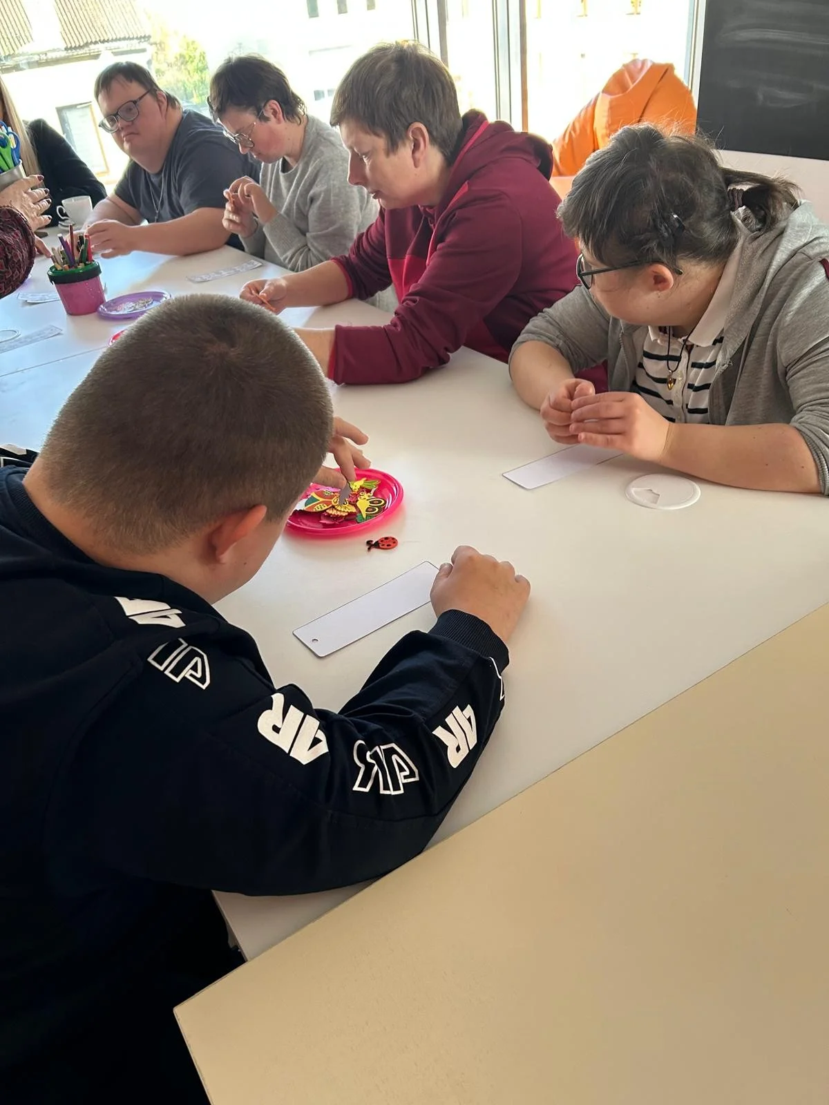 warsztaty w pracowni, grupa osób siedzi przy stole