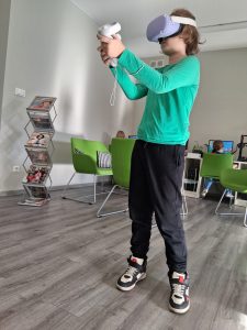 Dziecko w okularach VR