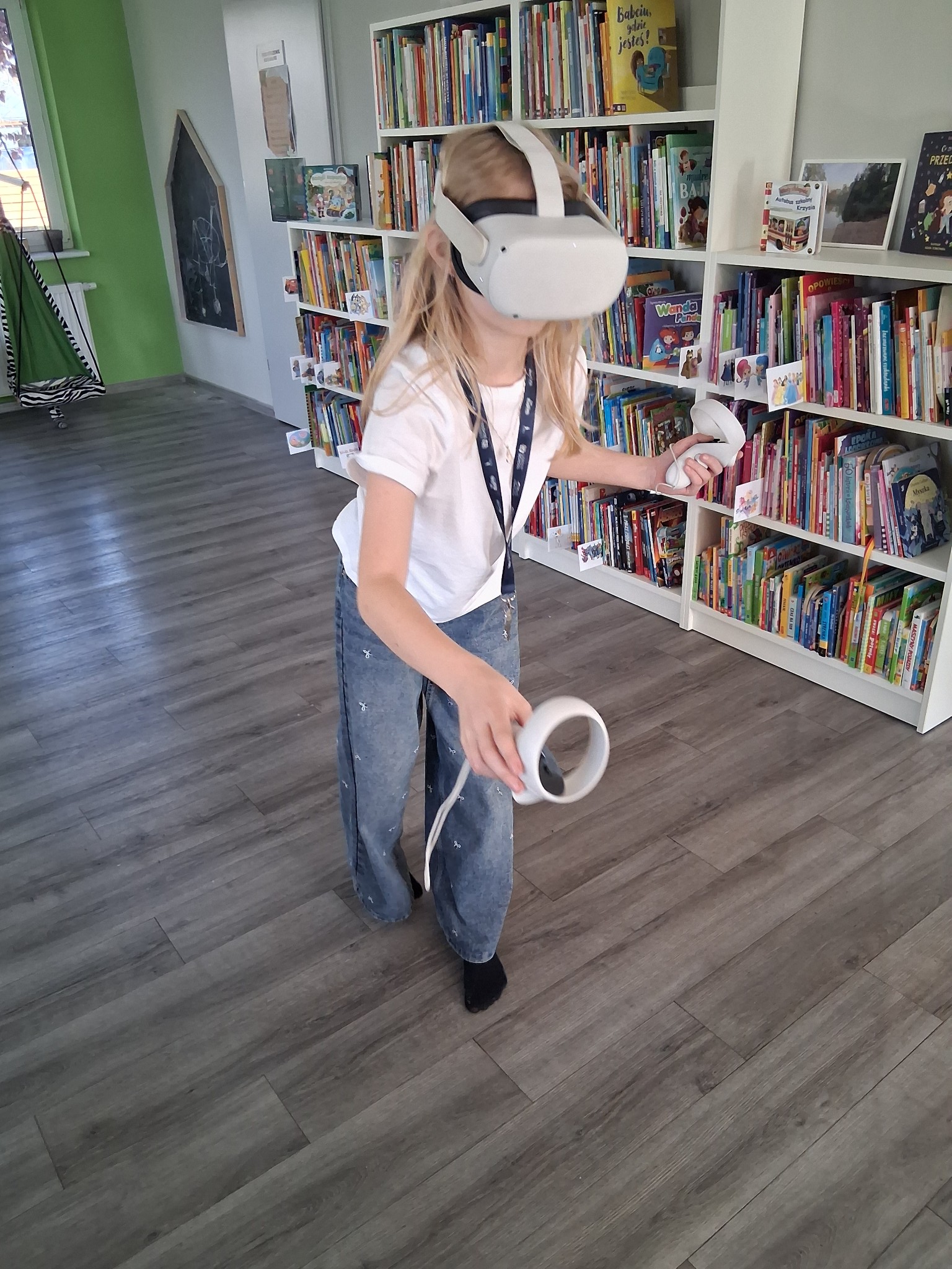 Dziecko w okularach VR