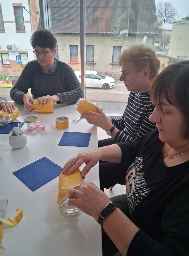 zdjęcie seniorek przy stole wycinających papier