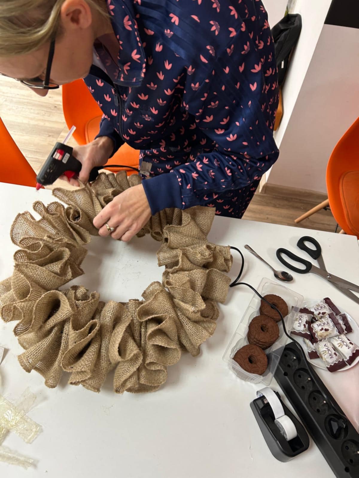 kobieta tworząca wianek