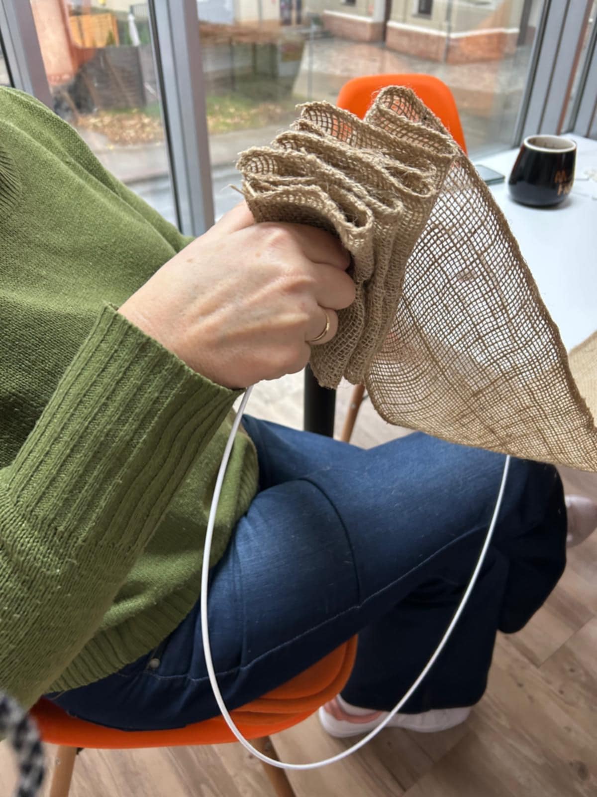 kobieta nawija sznuerk