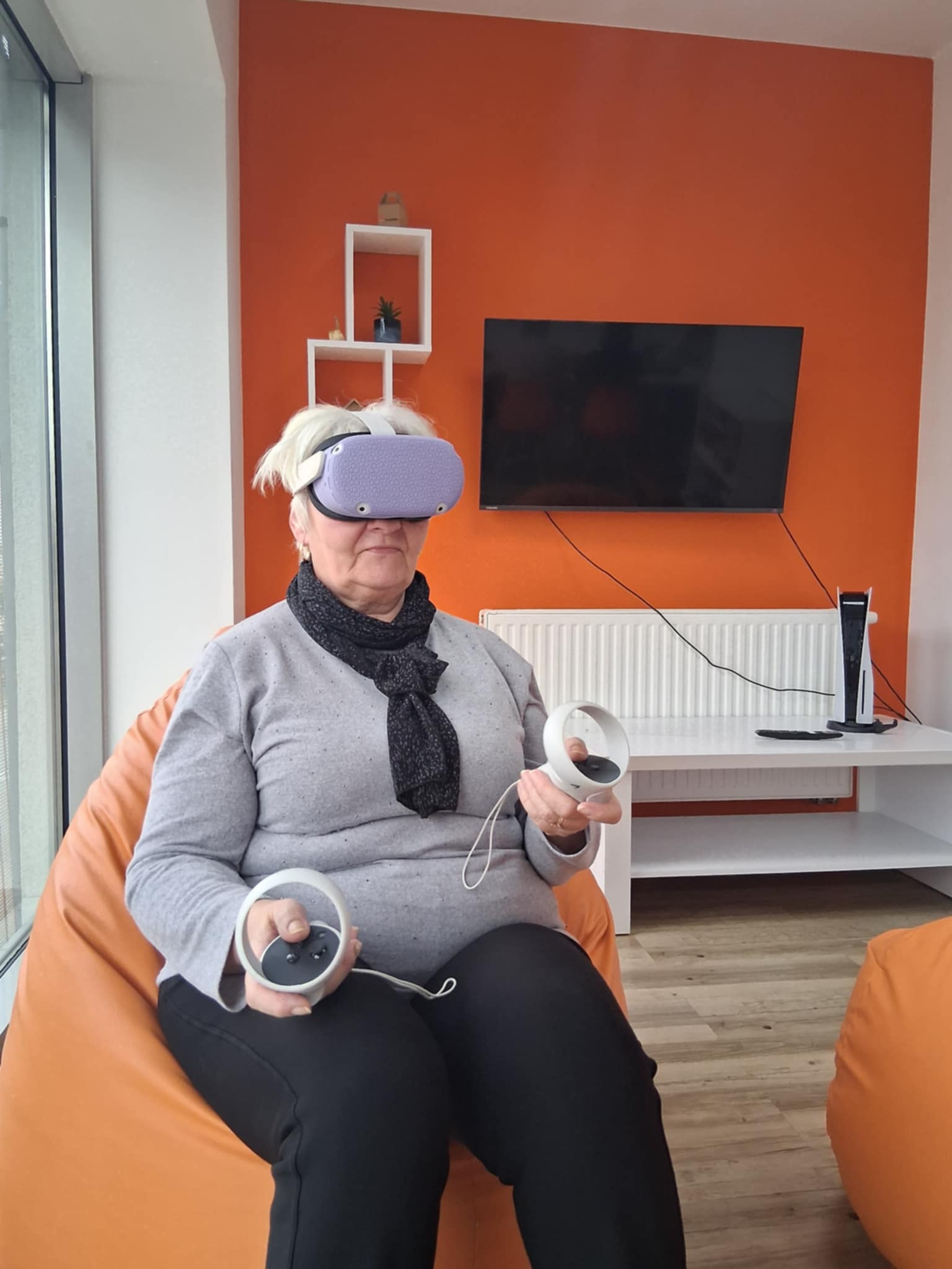 zajęcia kobiety siedzącej na fotelu w goglach VR