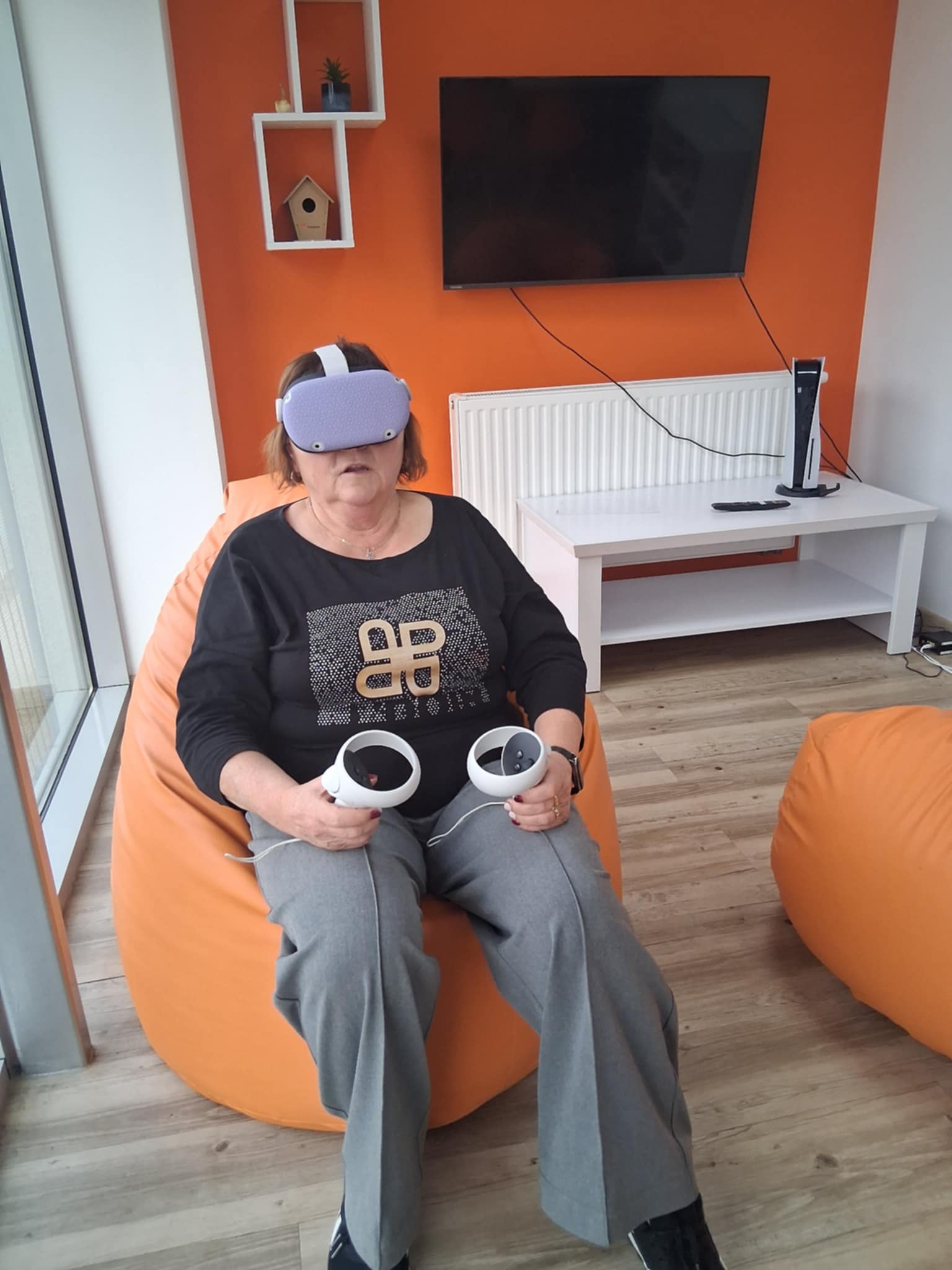 zdjęcie starszej kobiety w goglach VR na głowie