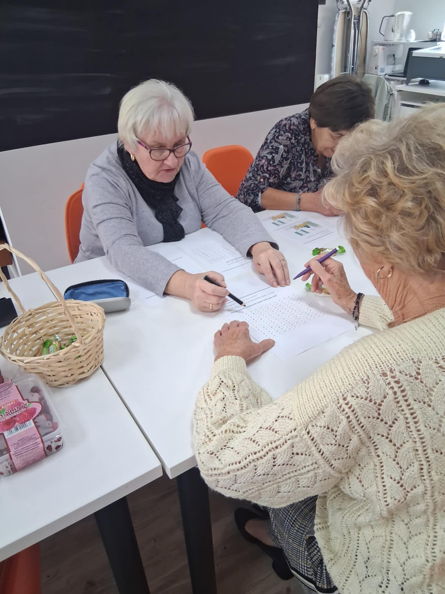 zdjęcie trzech kobiet siedzących przy stole i dyskutujących